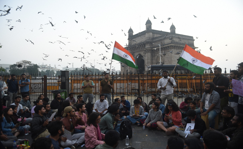 in mumbai people protesting at gate way of india against jnu violence taken to aazad maidan
